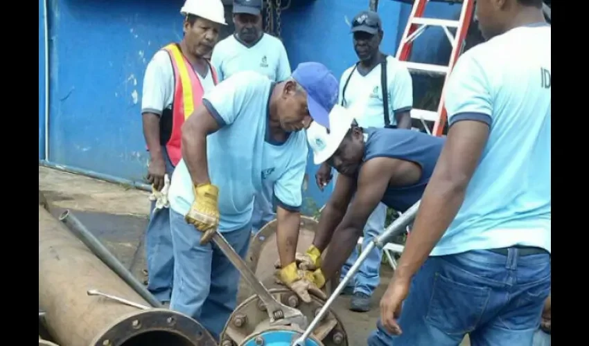 Personal del Instituto de Acueductos y Alcantarillados Nacionales trabajando.