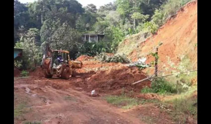Estas casas están  situadas cerca laderas.