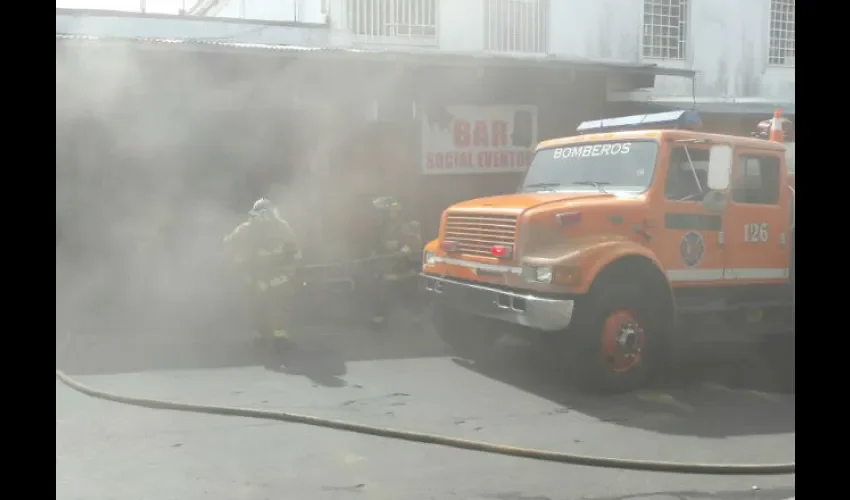 Se registró un incendio dentro de un local comercial en Barrio Colón