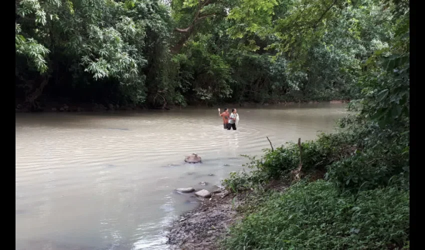 Los residentes de esta comunidad deben esperar horas cuando el río Marica 