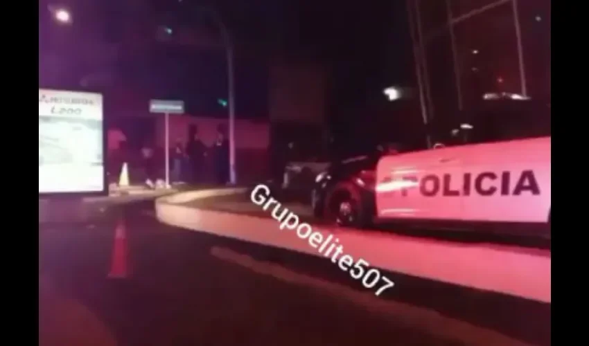 Parte del dinero robado fue recuperado por agentes policiales a poco metros donde se cometió el delito. 