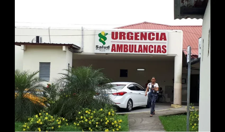 El joven llamado Kevin Arauz al recibir la descarga  logró bajar del árbol muy atolondrado.