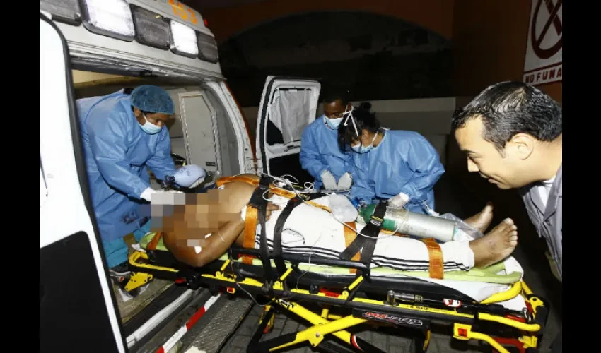 El hombre baleado tiene unos 32 años de edad. 