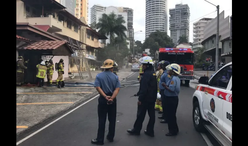 Bomberos de Juan Díaz acudieron al área. 