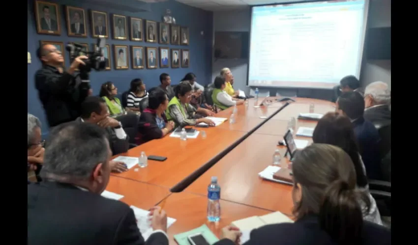 Valarini  señaló que se estableció una mesa de trabajo permanente que están logrando acelerar los procesos dentro de los márgenes que permite la ley a fin de dar respuesta a la población. 