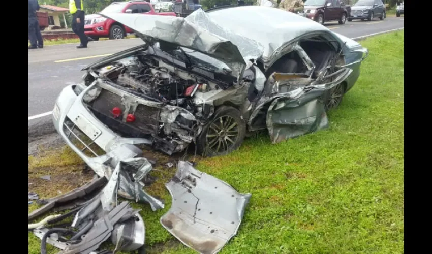 Colisión entre camión y sedán en Veraguas.