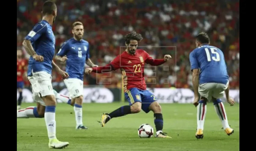 El centrocampista de la selección italiana, Isco (c), controla el balón ante los defensores de la selección italiana.