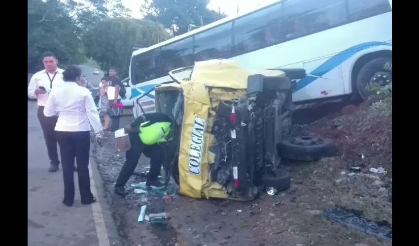  En medio del accidente de tránsito se formó una discusión entre padre de familia de uno de los niños del colegial y pasajeros del bus de ruta. 