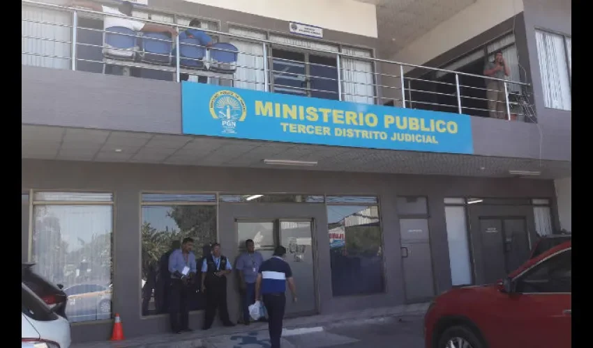 El cuerpo del occiso fue ubicado en la sala de la residencia y alrededor de su cuello una bufanda.