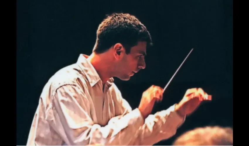 El Dr. Cohen también tiene estudios en piano y composición.