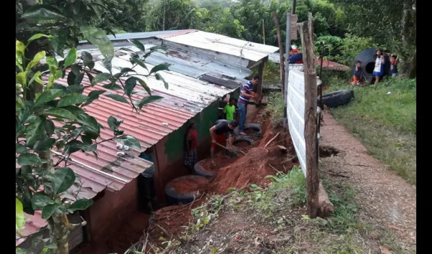 El mal clima dejó a más de 10 familias afectadas, por los deslizamientos de tierra e inundaciones.