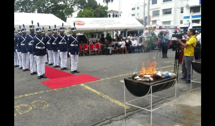 La cremación de las banderas en desuso se realiza todos los años.