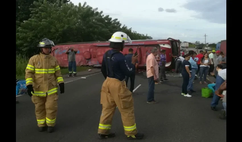Bomberos acudieron al área cercano a Ingramar de Penonomé para atender el accidente de tránsito.