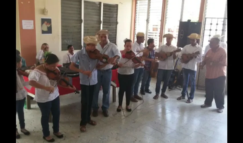  Los violinistas fueron acompañado por la Academia Gabriel Villarreal de Guararé.