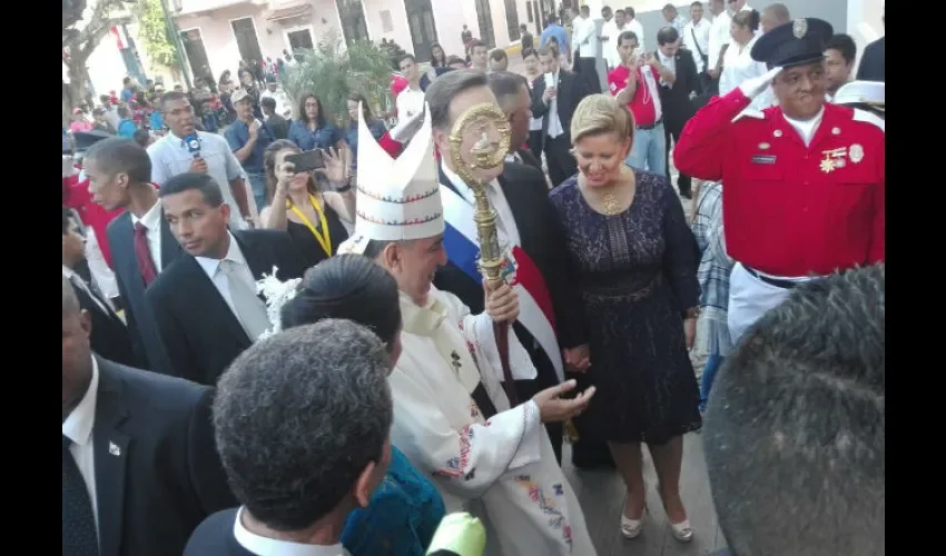 Autoridades llegan a la Iglesia San Francisco de Asís 