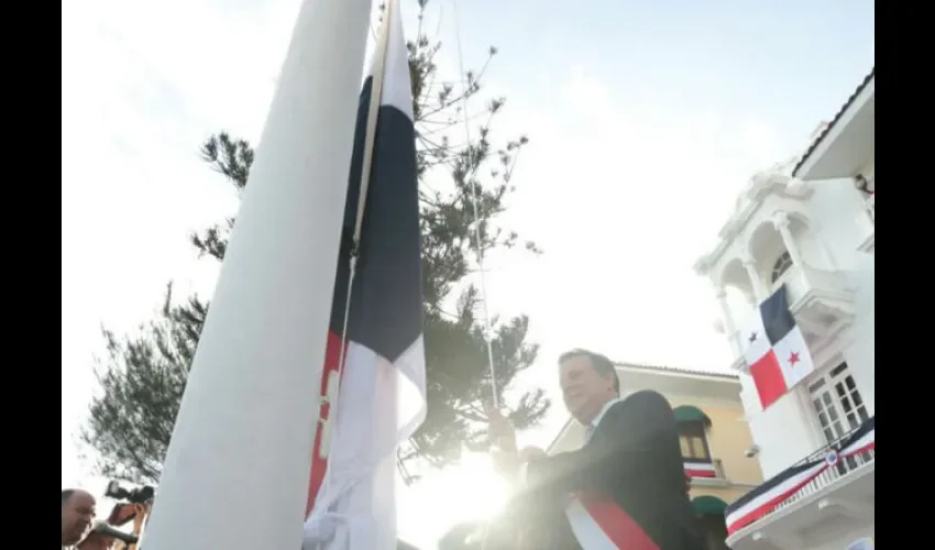 Juan Carlos Varela en la izada de la bandera.