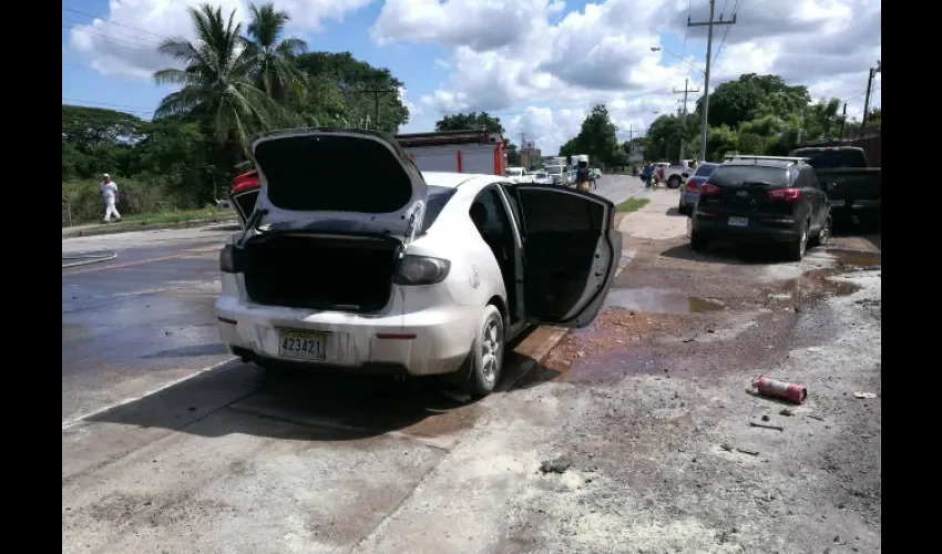 Automóvil incendiado en Herrera