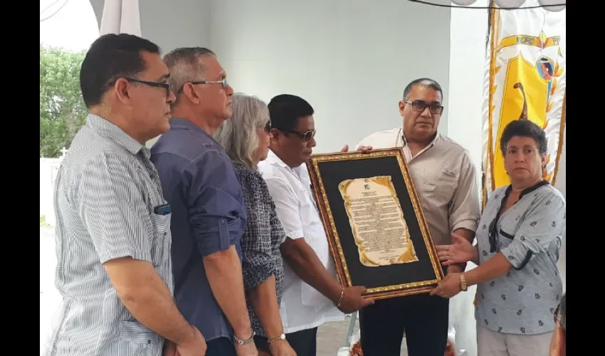 Durante los actos solemnes en el cementerio el párroco Rolando Reina hizo el llamado al amor, la paz y la tolerancia.