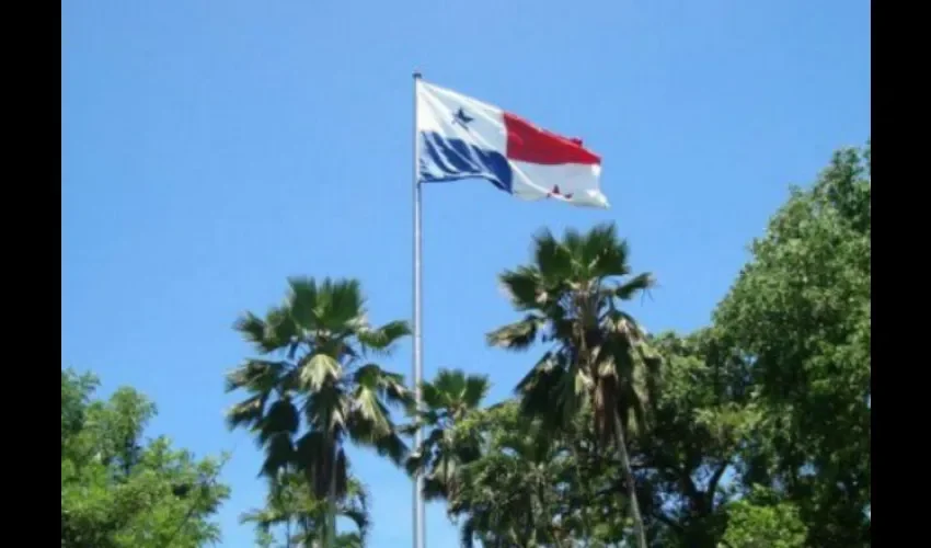 Foto ilustrativa de la Bandera Nacional de Panamá desde el Cerro Ancón. 