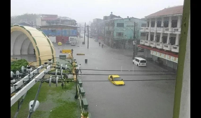 Autos quedaron varados en las calles debido a la subida del nivel de las aguas. Fotos: Diómedes Sánchez 