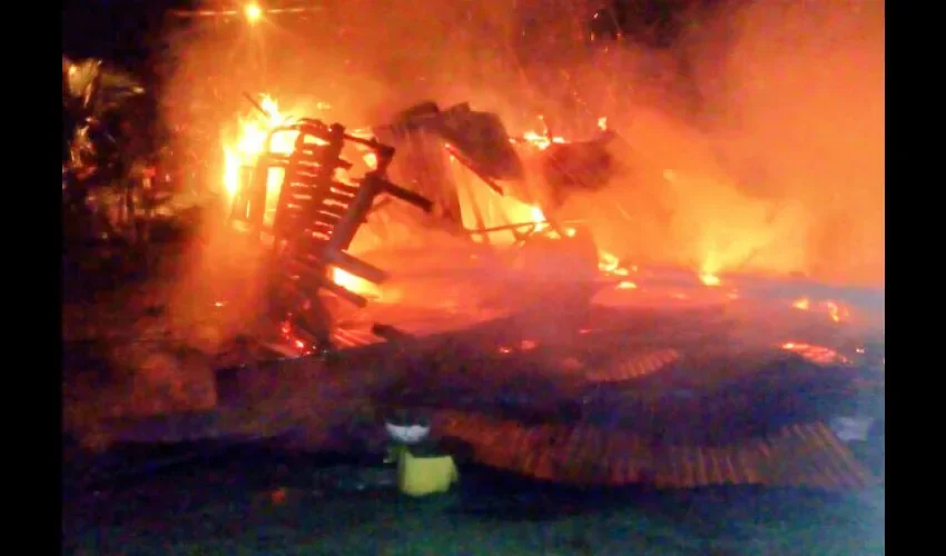 Casa se incendia en Bocas del Toro. 