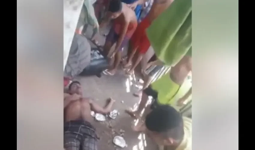 Captura del video en el que golpean a privado de libertad. 