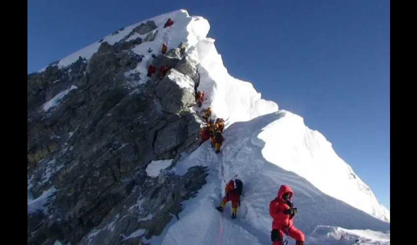 Habrá requisitos para subir el Everest. Foto: EFE