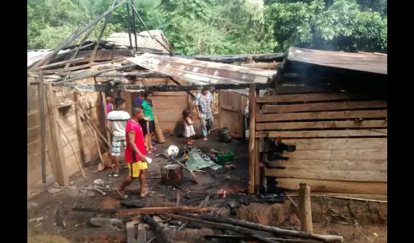 Humilde familia pierde su hogar en un incendio en Veraguas. 