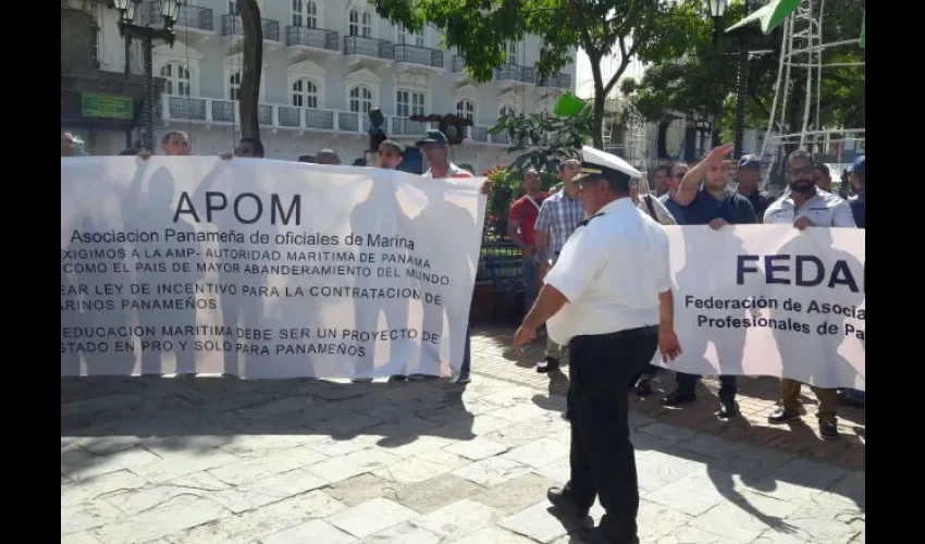 Protesta de marinos en parque Catedral
