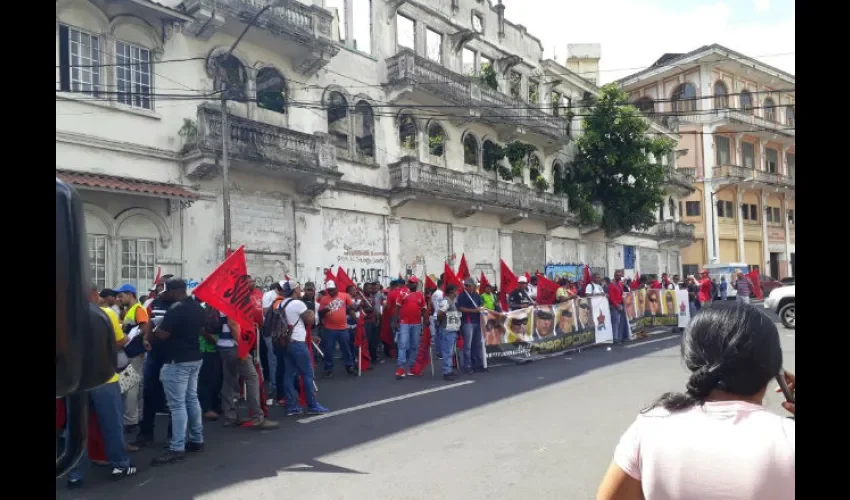 Suntracs y Frenadeso protestan.