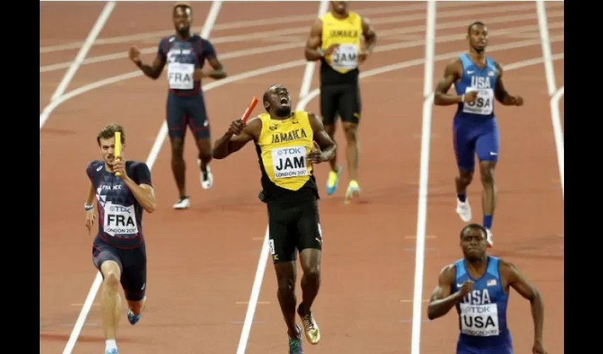 Usain Bolt no pudo cerrar su carrera ganando, a causa de una lesión.