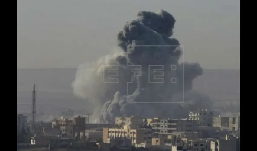 Vista de una columna de humo tras un bombardeo en Siria. EFE 