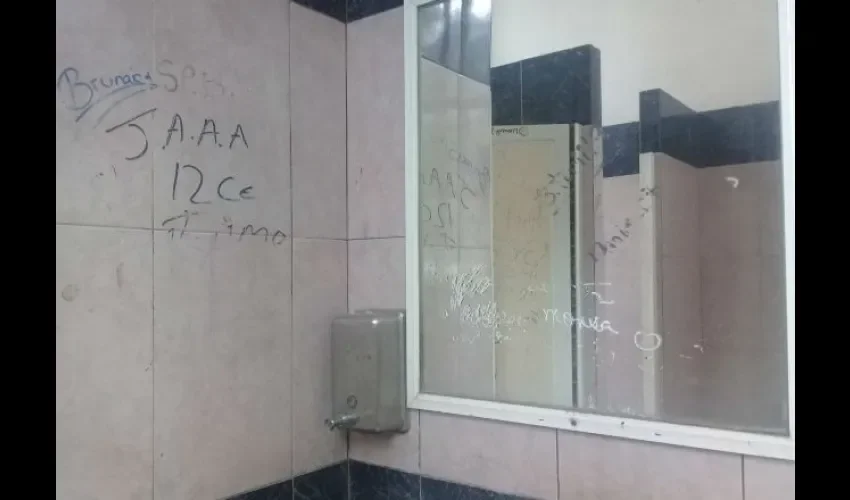 En el baño se escribe de todo Fotos: Yanelis Domínguez