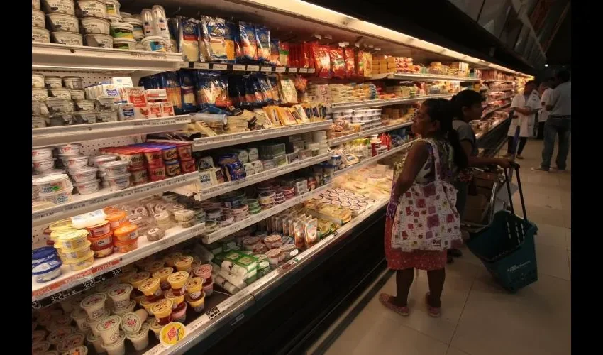 Cada mes, Acodeco revisa en los supermercados y tiendas el control de precios para ver si cumplen. FOTO: ROBERTO BARRIOS