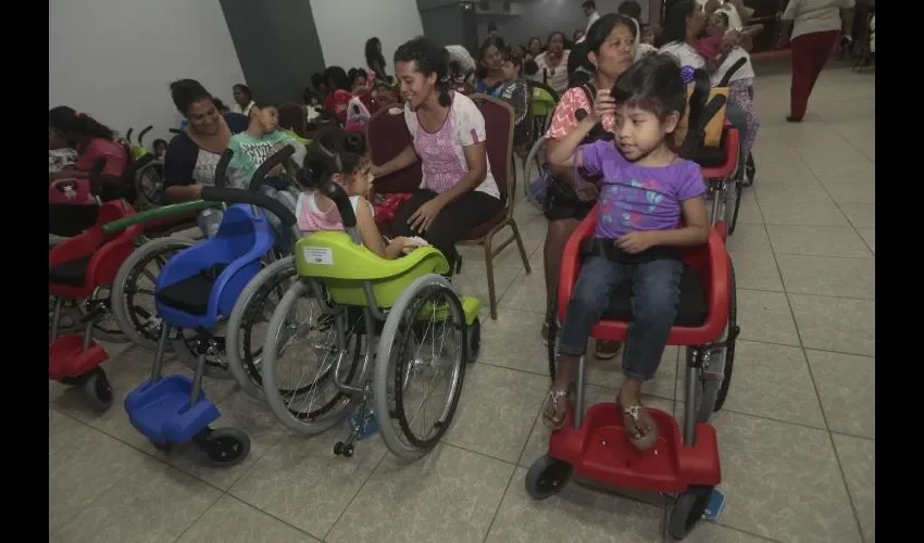 Entregarán 270 sillas a niños entre los 5 y 9 años. Foto: Roberto Barrios