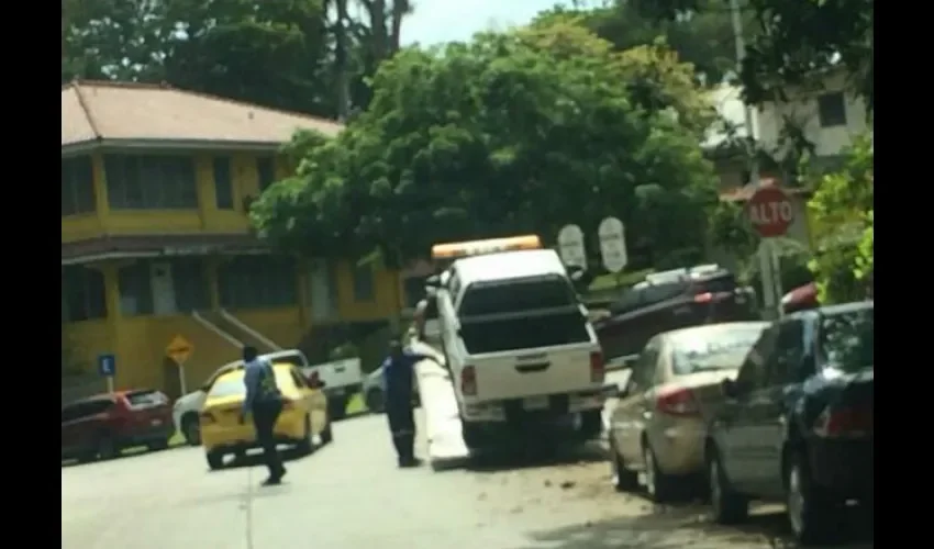 Se llevan carros en grúa en el ION.