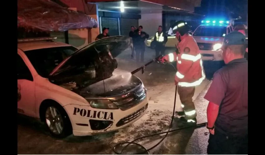 Fuego, carro, policial