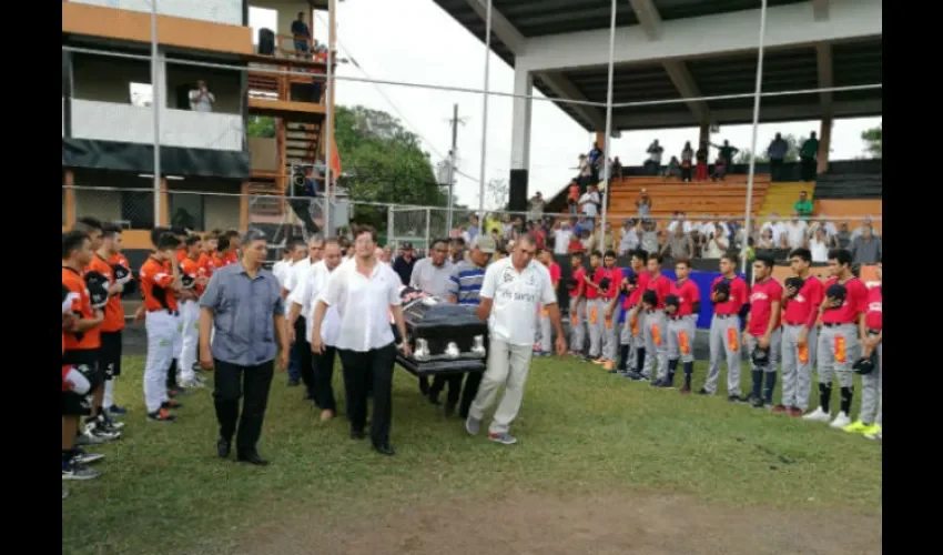 Despiden a Emilio Castro.