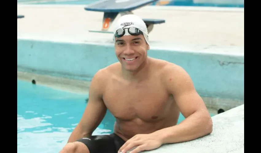 Edgar Crespo le enseña a los niños de natación. Foto: Marian Ruiz