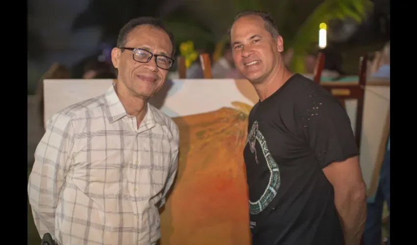 Julio Chu artista panamen?o junto a Omar Vizquel. 