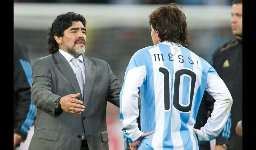 Diego Armando Maradona (izq.) junto a Lionel Messi (dcha.).
