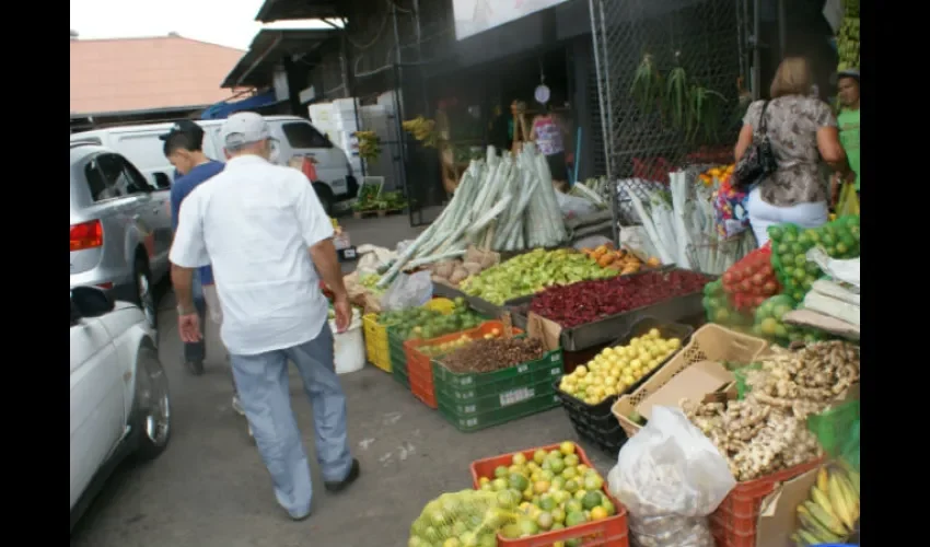 A diario, cientos de panameños y extranjeros compran en el Mercado de Abastos. Foto: Roberto Barrios.