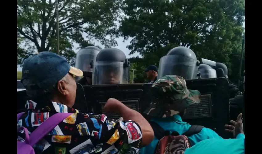 Policías jubilados protestan en Panamá Oeste. 
