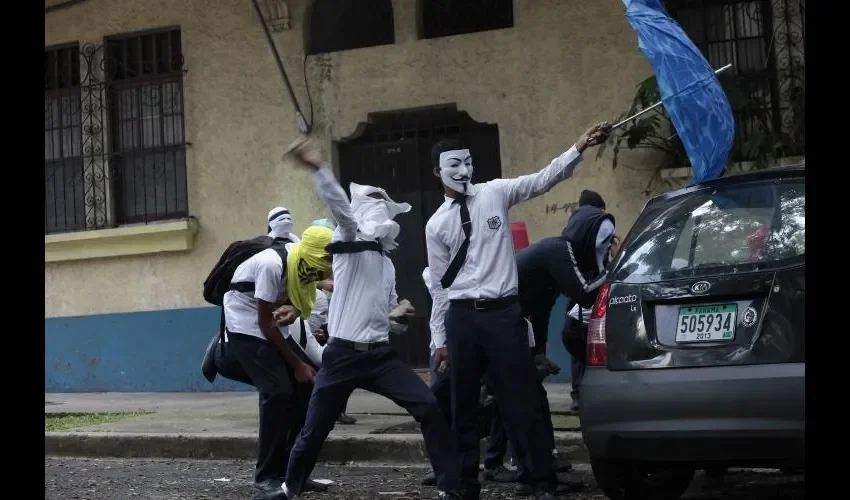 Los estudiantes en protesta s e vestían al estilo película de terror para vandalizar. FOTO: ROBERTO BARRIOS
