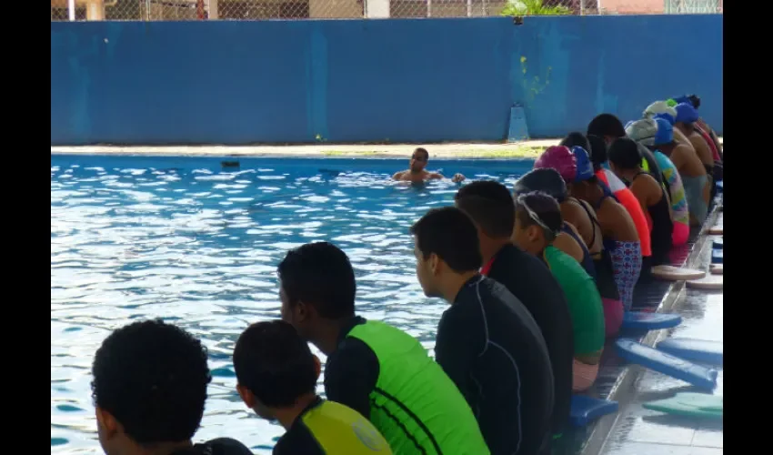 Los niños y niñas aprenden a nadar. Foto: Marian Ruiz 