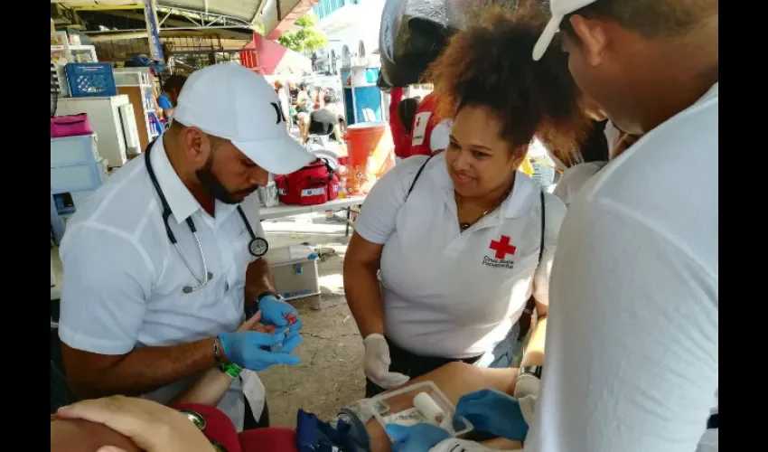 Foto ilustrativa de la atención brindada por miembros de la Cruz Roja de Panamá. 