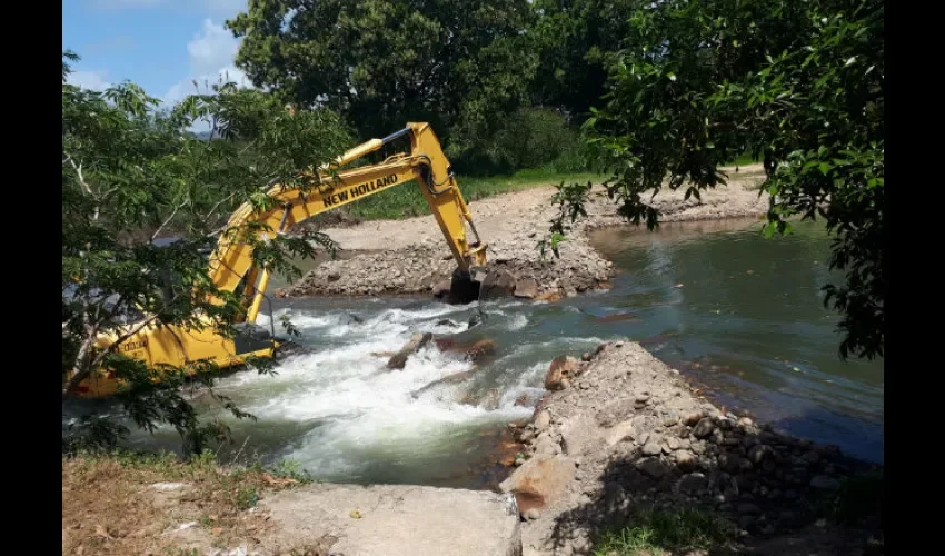 Foto ilustrativa de los trabajos de construcción de la represa.