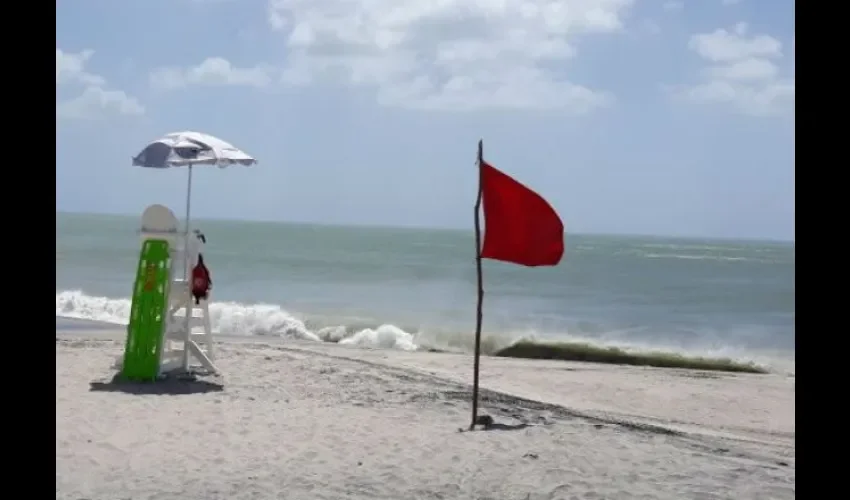 Bandera roja en  playa Las Mellizas en Puerto Armuelles.