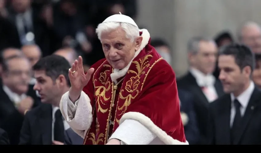 Como cardenal decano, presidió los funerales de su predecesor, el papa Juan Pablo II. A los pocos días, el 19 de abril de 2005, el mismo Ratzinger era elegido papa. Foto: Reporte Índigo