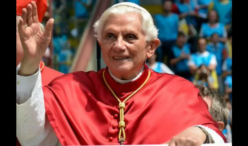 El 28 de febrero de 2013 renunció al solio y asumió el título de papa emérito, con la intención de dedicarse a la oración y el retiro espiritual.